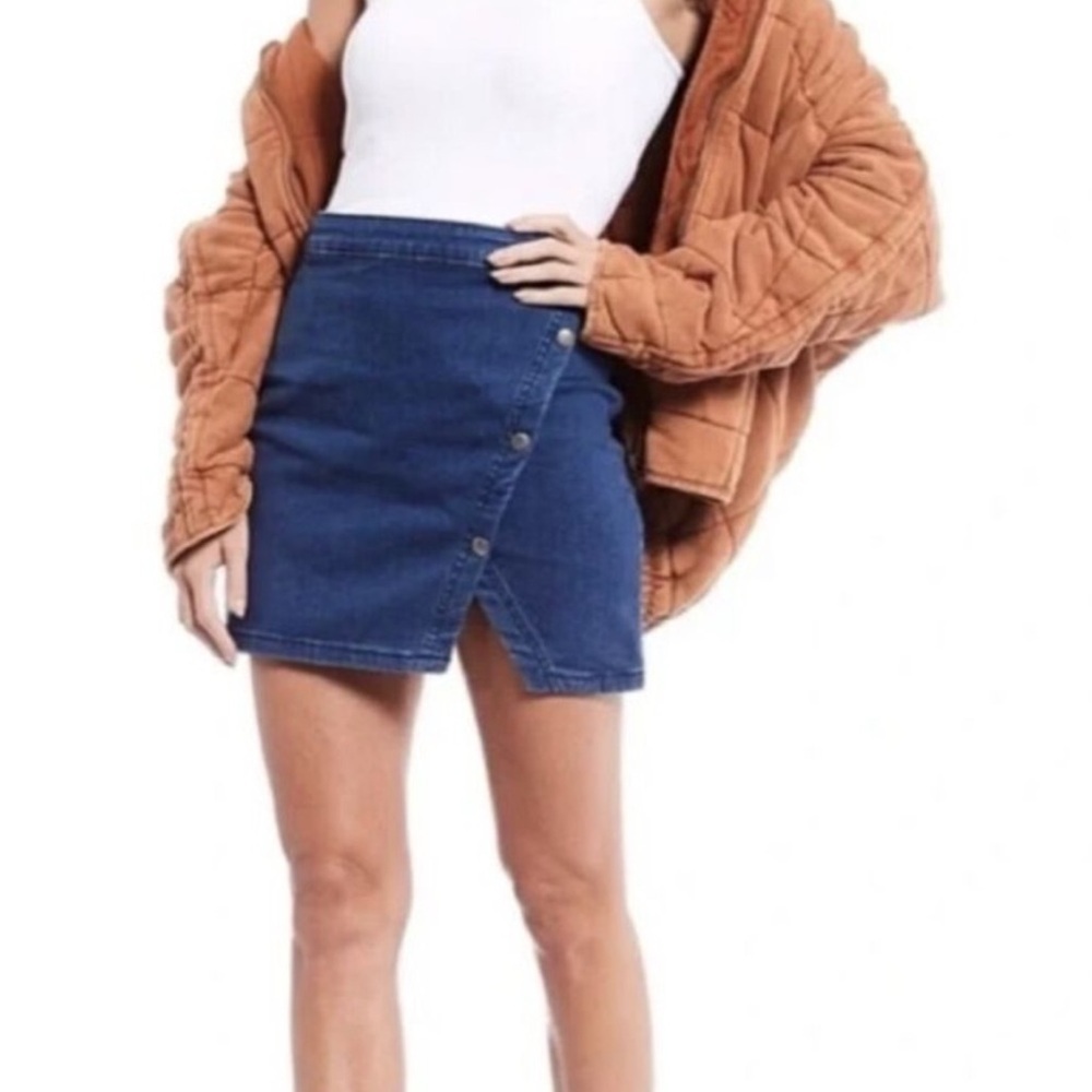 Free People We The Free Denim Mini Skirt.
Asymmetrical button snaps. Size 6